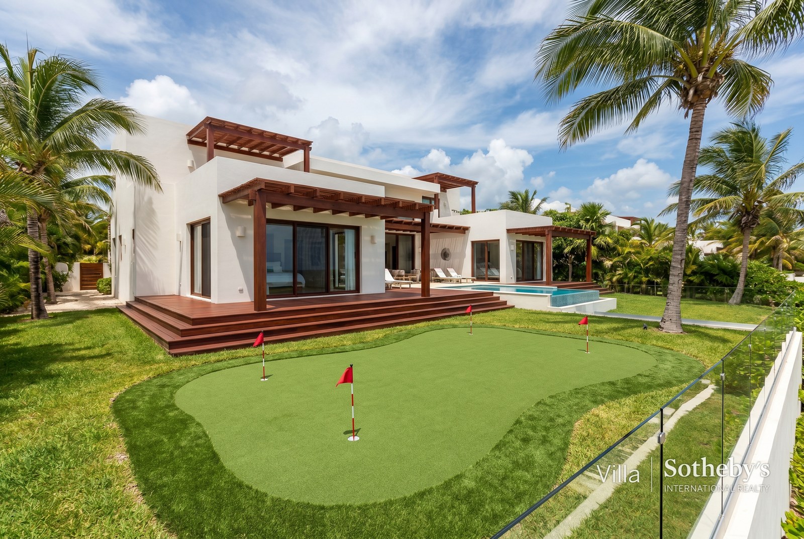 Putting green oceanfront en villa Los Cabos con vista al Mar de Cortés
