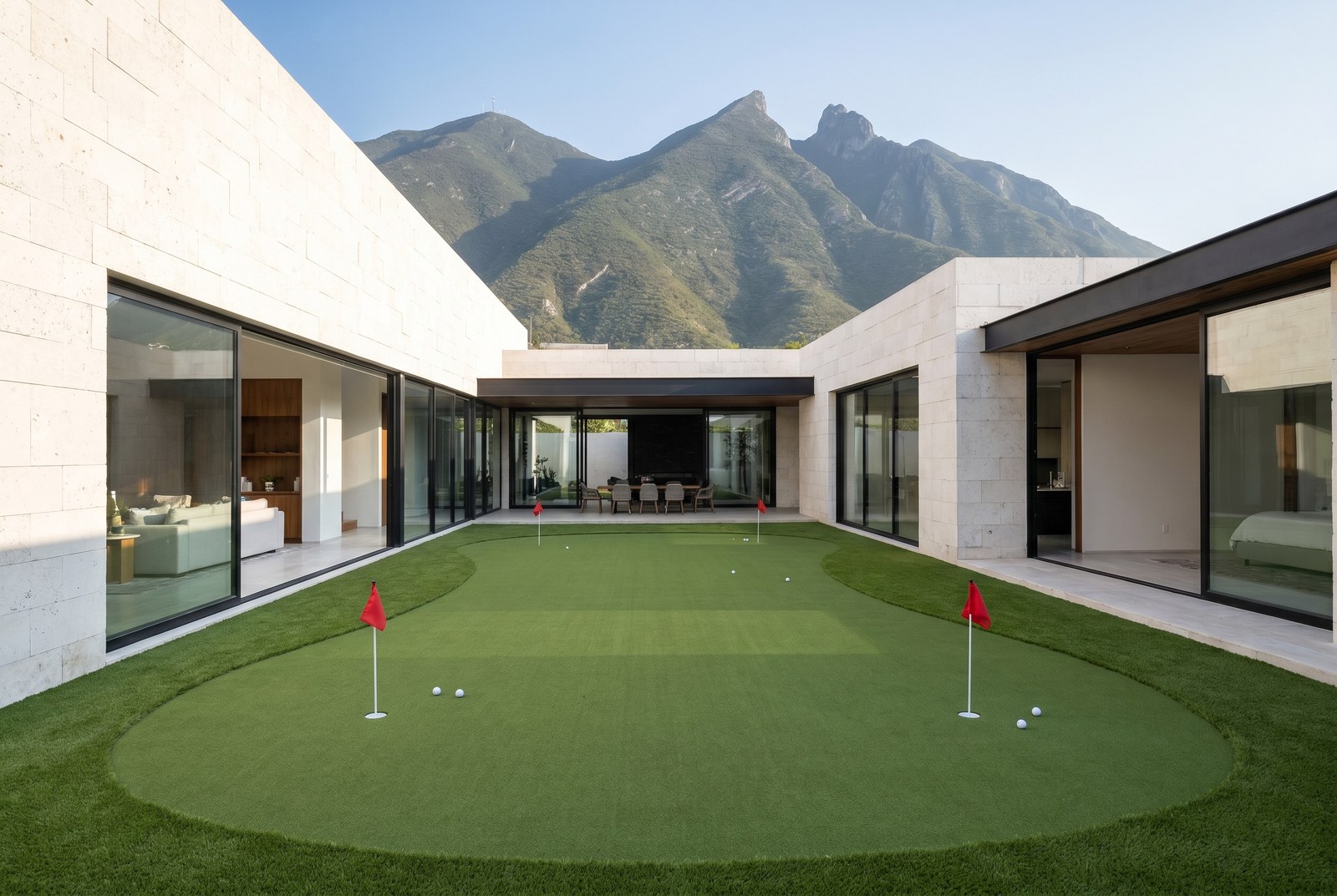 Putting green Estate instalado en jardín de residencia San Pedro Garza García con vista a la Sierra Madre