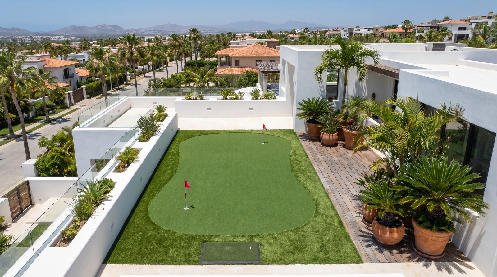 Vista aérea de villa oceanfront con putting green integrado al jardín Tourist Corridor Los Cabos