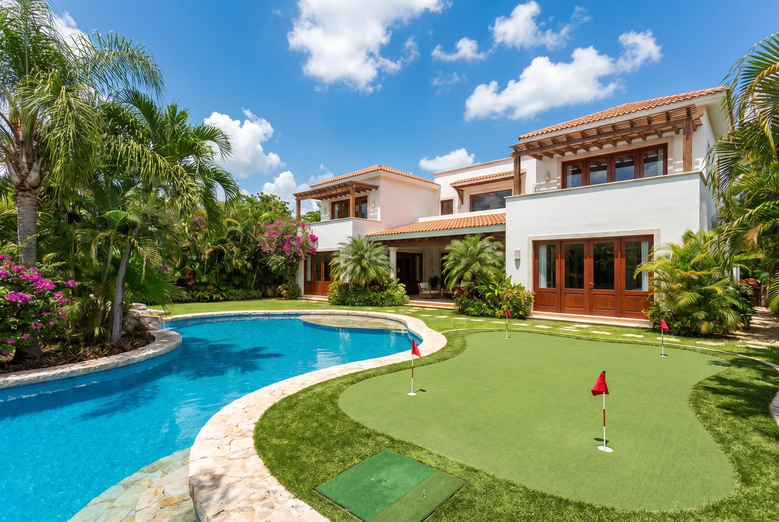 Caso real putting green Estate 126 m² instalado en jardín de residencia Lomas de Chapultepec CDMX con chipping area