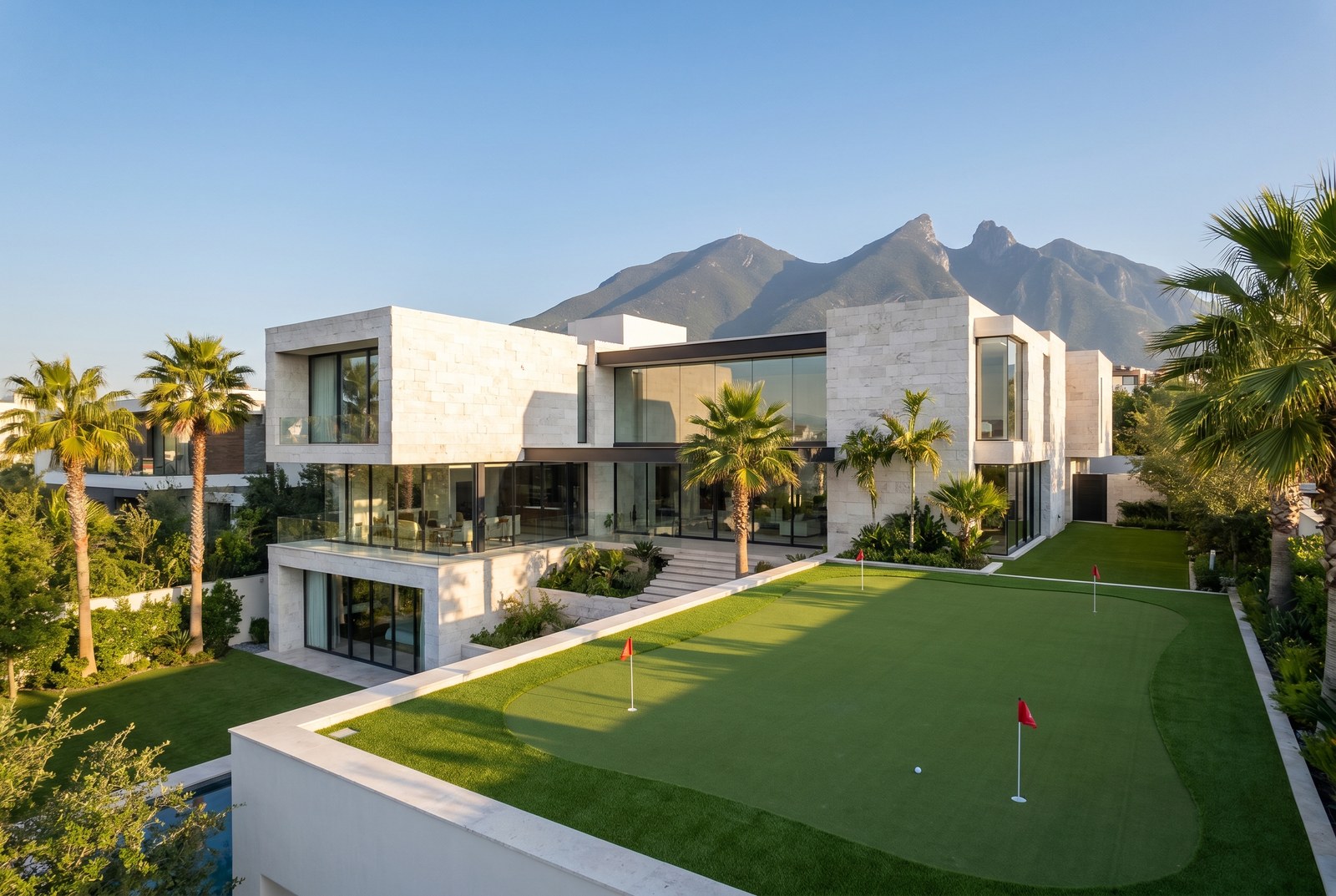 Caso real putting green Urban 24 m² instalado en residencia de fraccionamiento Interlomas CDMX con jardinera aromática