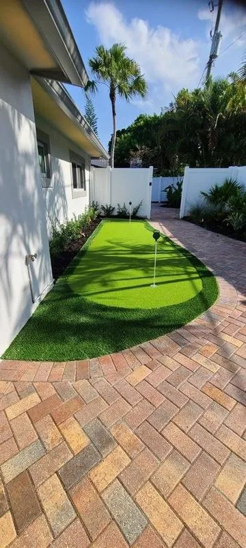 Putting green en pasillo lateral de casa