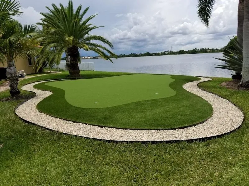 Putting green residencial con vista a lago en México